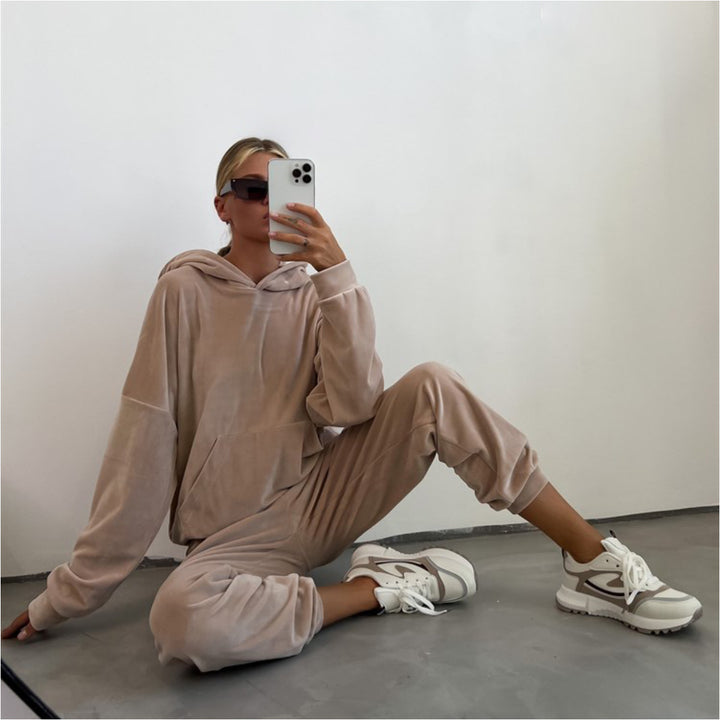 Kvinnors bekväma velour sweatshirt set med huva och elastisk midja Mirla-Eva Jonsson