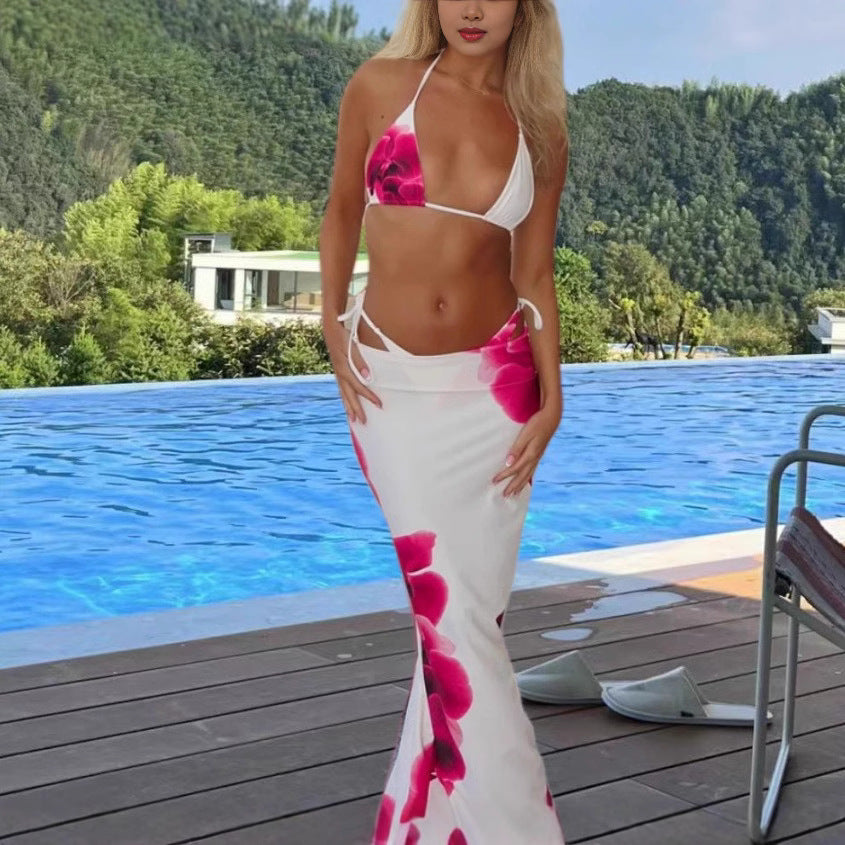 Kvinnors bikinitset med elegant omslagshandduk och blommönster-Eva Jonsson