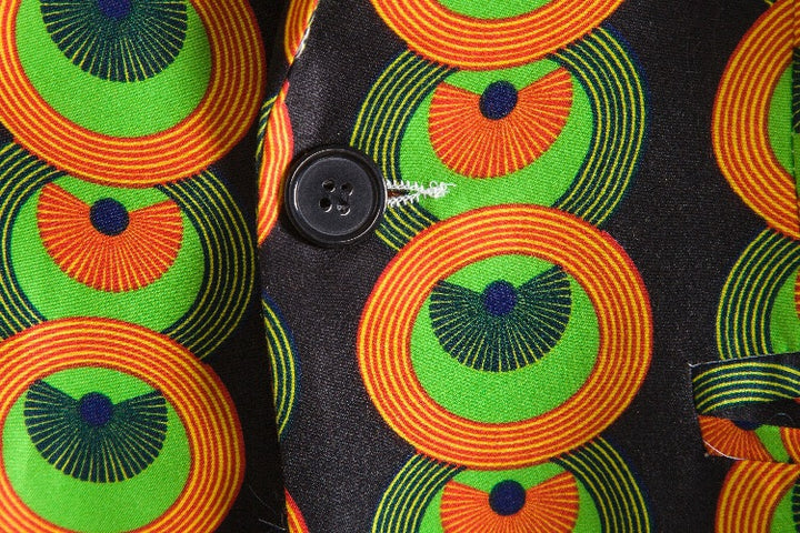 Kvinnors blazer med färggåande afrikansk mönster och modern skärning Mirla-Eva Jonsson
