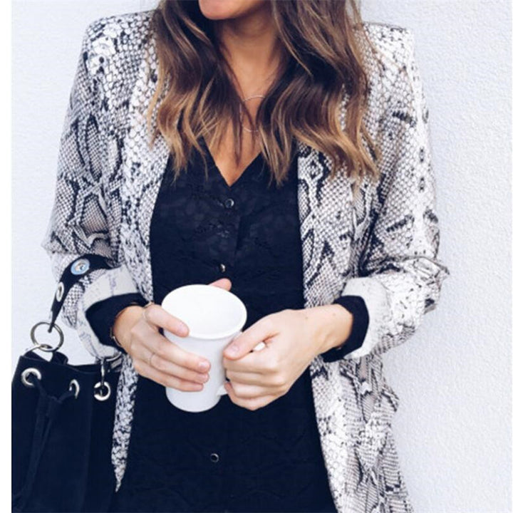 Kvinnors blazer med stiligt ormsmönster och elegant snitt-Eva Jonsson
