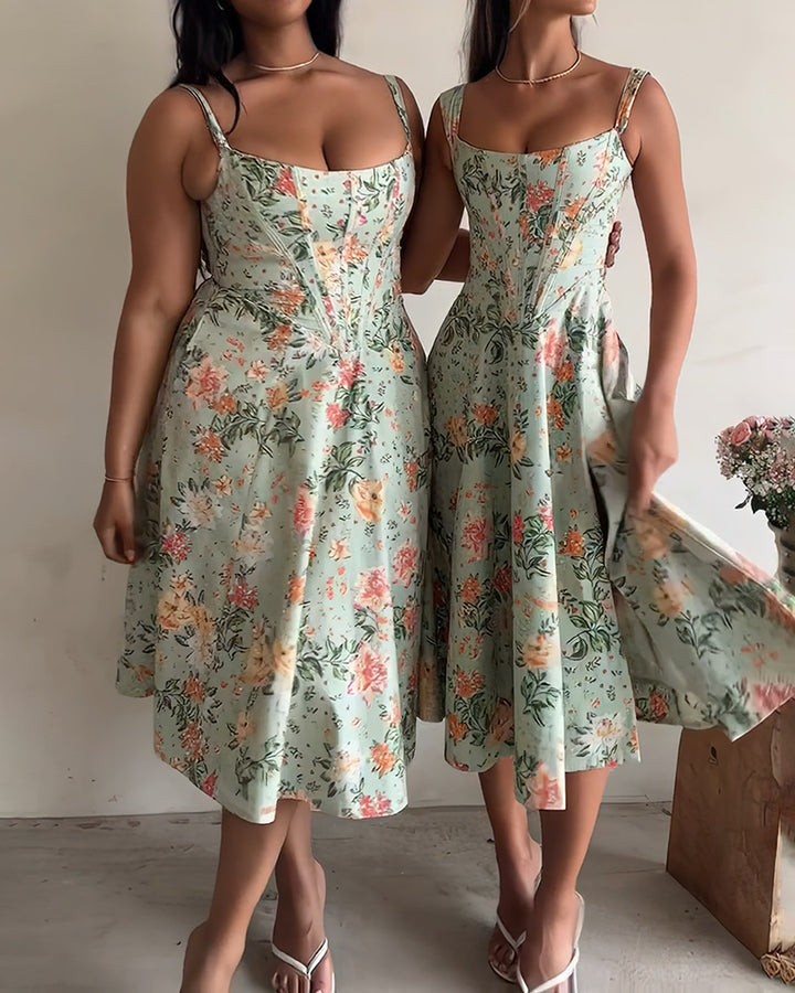 Kvinnors blommig maxiklänning med smala band och utskuren kjol Mirla-Eva Jonsson