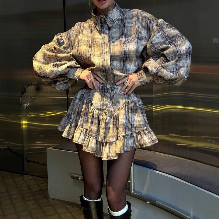 Kvinnors blus-kjol kombination med voluminösa ärmar och lekfull ruffle nederkant Mirla-Eva Jonsson