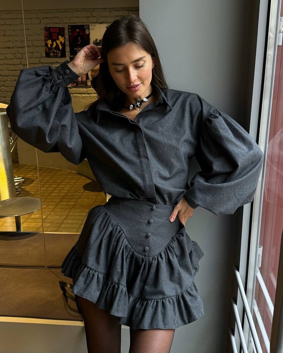 Kvinnors blus-kjol kombination med voluminösa ärmar och lekfull ruffle nederkant Mirla-Eva Jonsson
