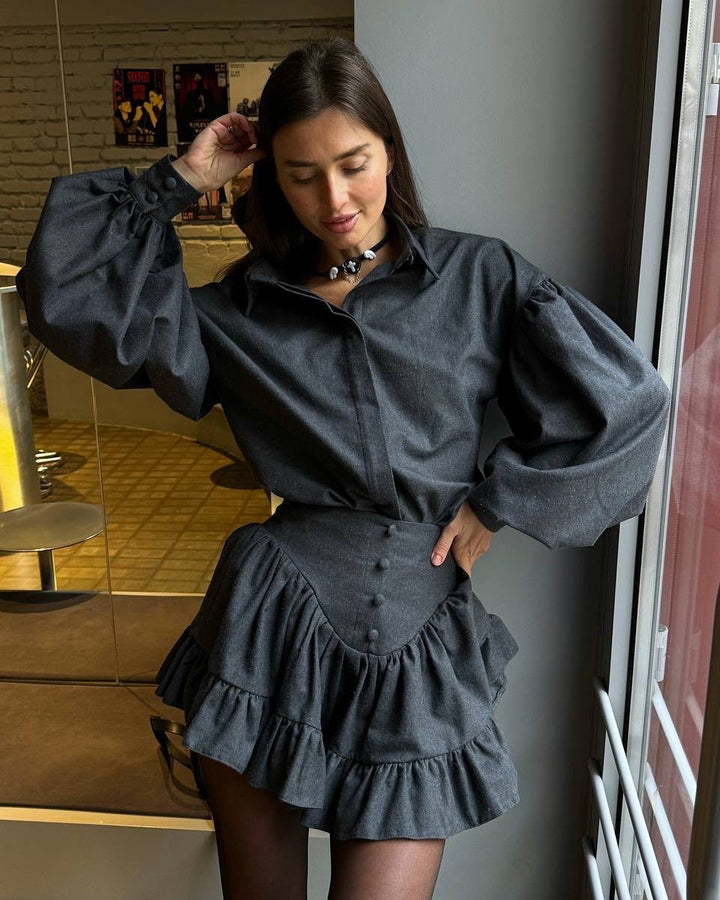 Kvinnors blus-kjol kombination med voluminösa ärmar och lekfull ruffle nederkant Mirla-Eva Jonsson