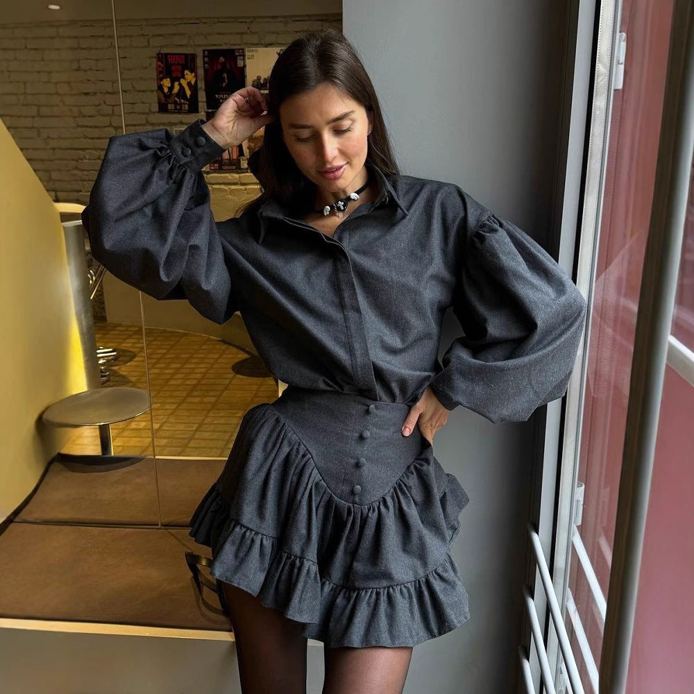 Kvinnors blus-kjol kombination med voluminösa ärmar och lekfull ruffle nederkant Mirla-Eva Jonsson