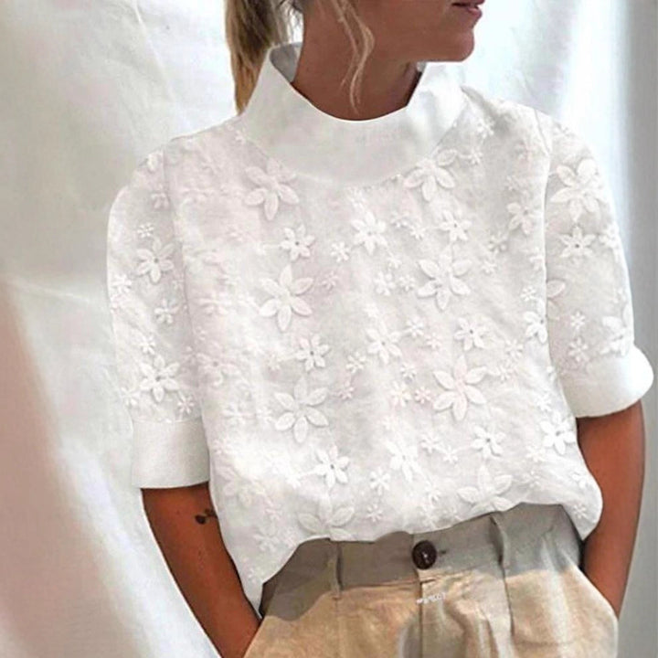 Kvinnors blus med blommigt broderidesign och kort skärning Mirla-Eva Jonsson