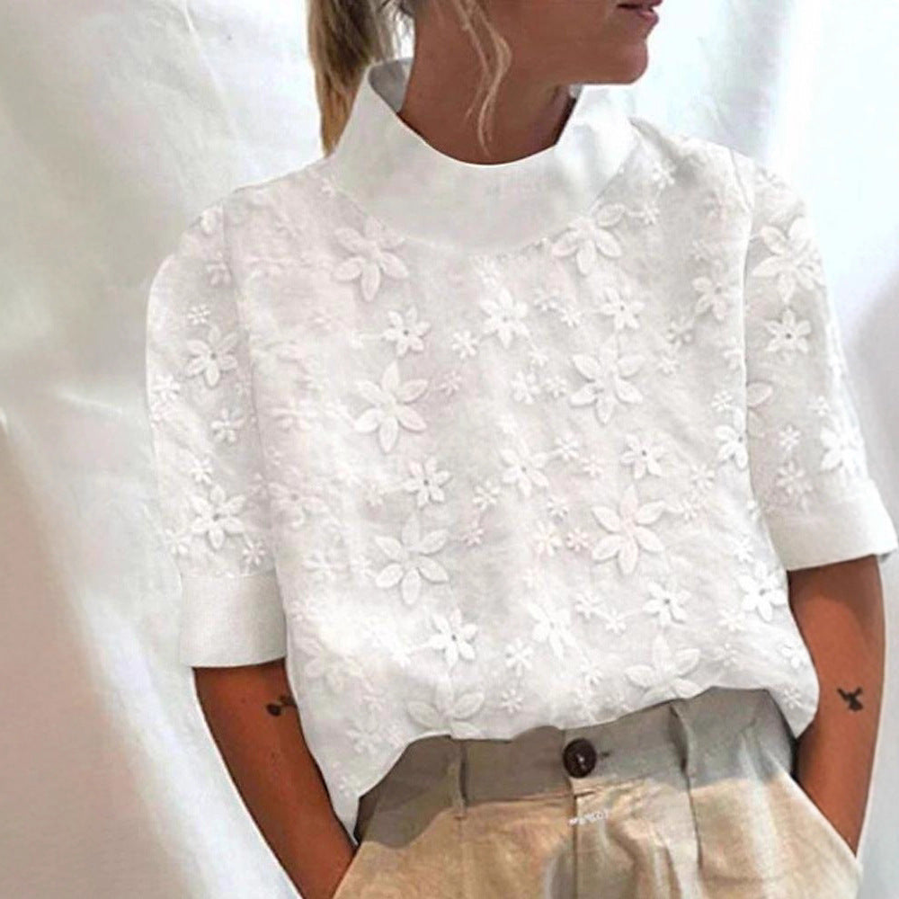 Kvinnors blus med blommigt broderidesign och kort skärning Mirla-Eva Jonsson