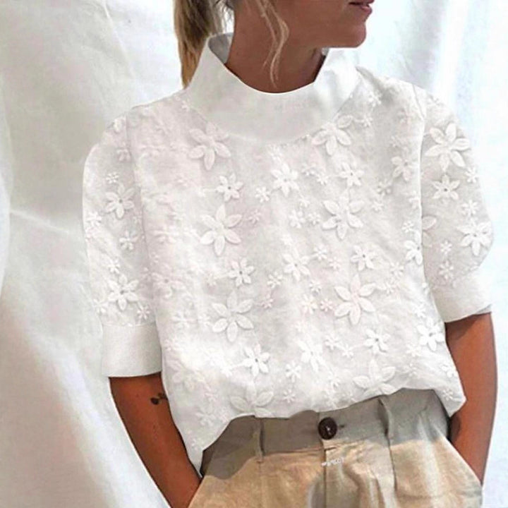 Kvinnors blus med blommigt broderidesign och kort skärning Mirla-Eva Jonsson