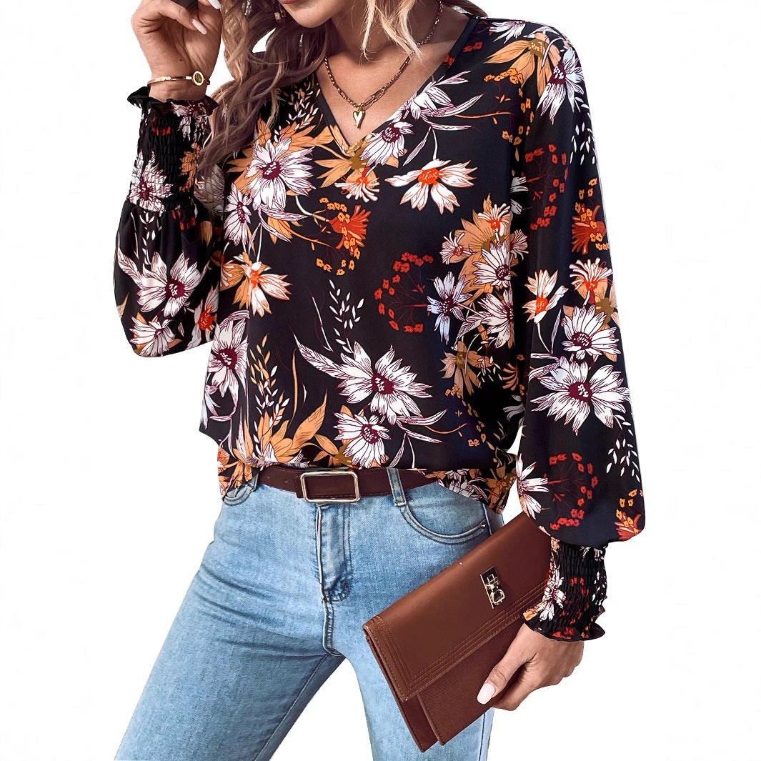Kvinnors blus med blommönster och elastiska volangdetaljer Mirla-Eva Jonsson