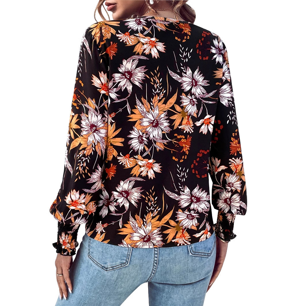 Kvinnors blus med blommönster och elastiska volangdetaljer Mirla-Eva Jonsson