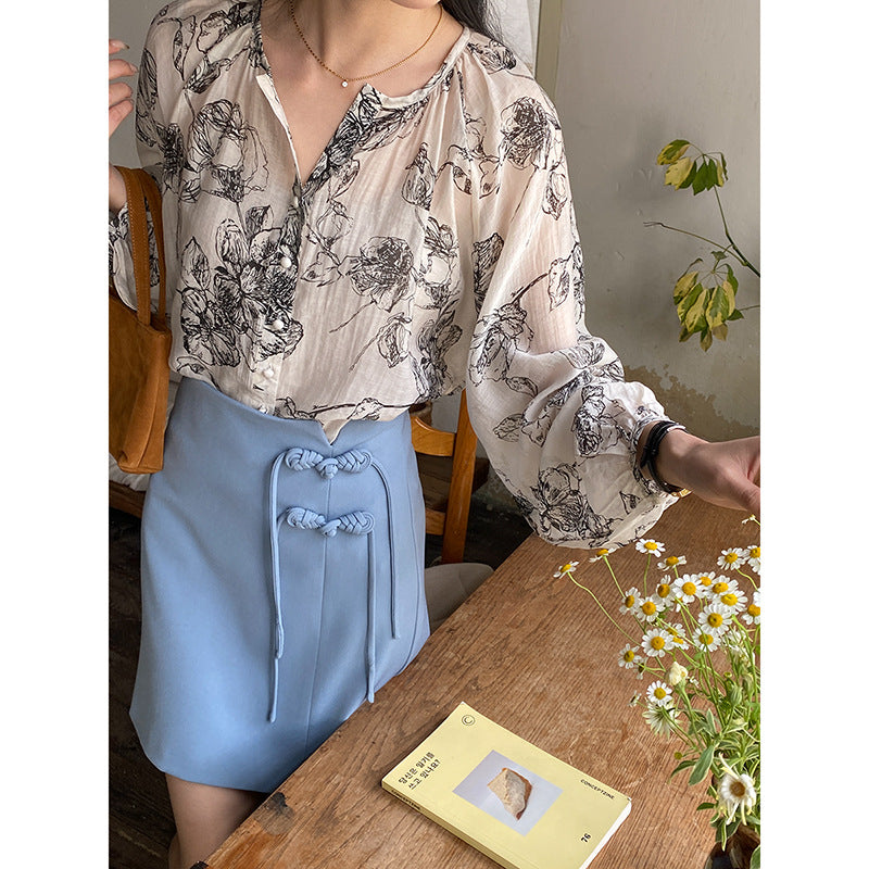 Kvinnors blus med blommönster och knappdetaljer Mirla-Eva Jonsson