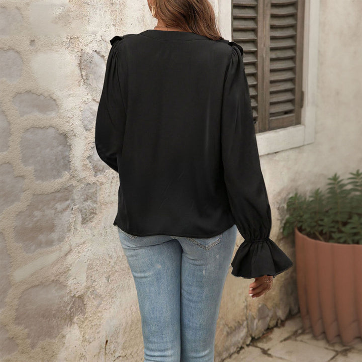 Kvinnors blus med eleganta volangdetaljer och chic V-hals Mirla-Eva Jonsson