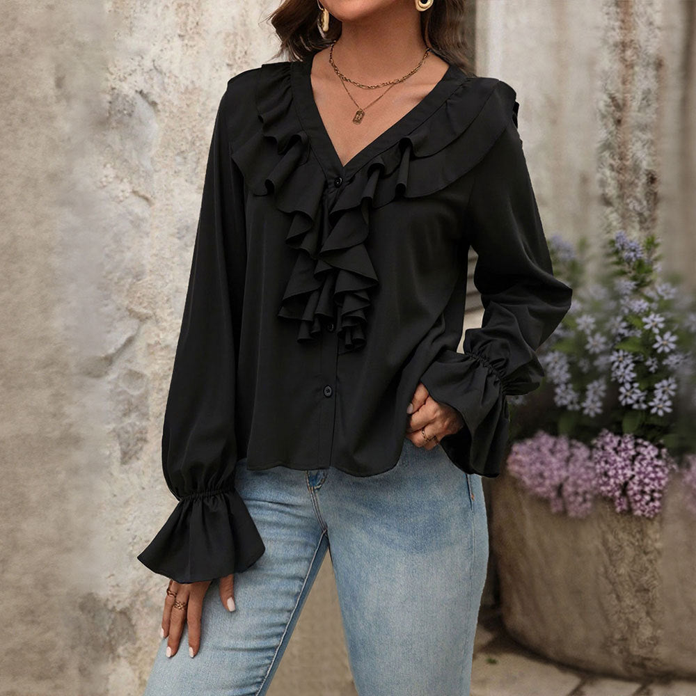 Kvinnors blus med eleganta volangdetaljer och chic V-hals Mirla-Eva Jonsson