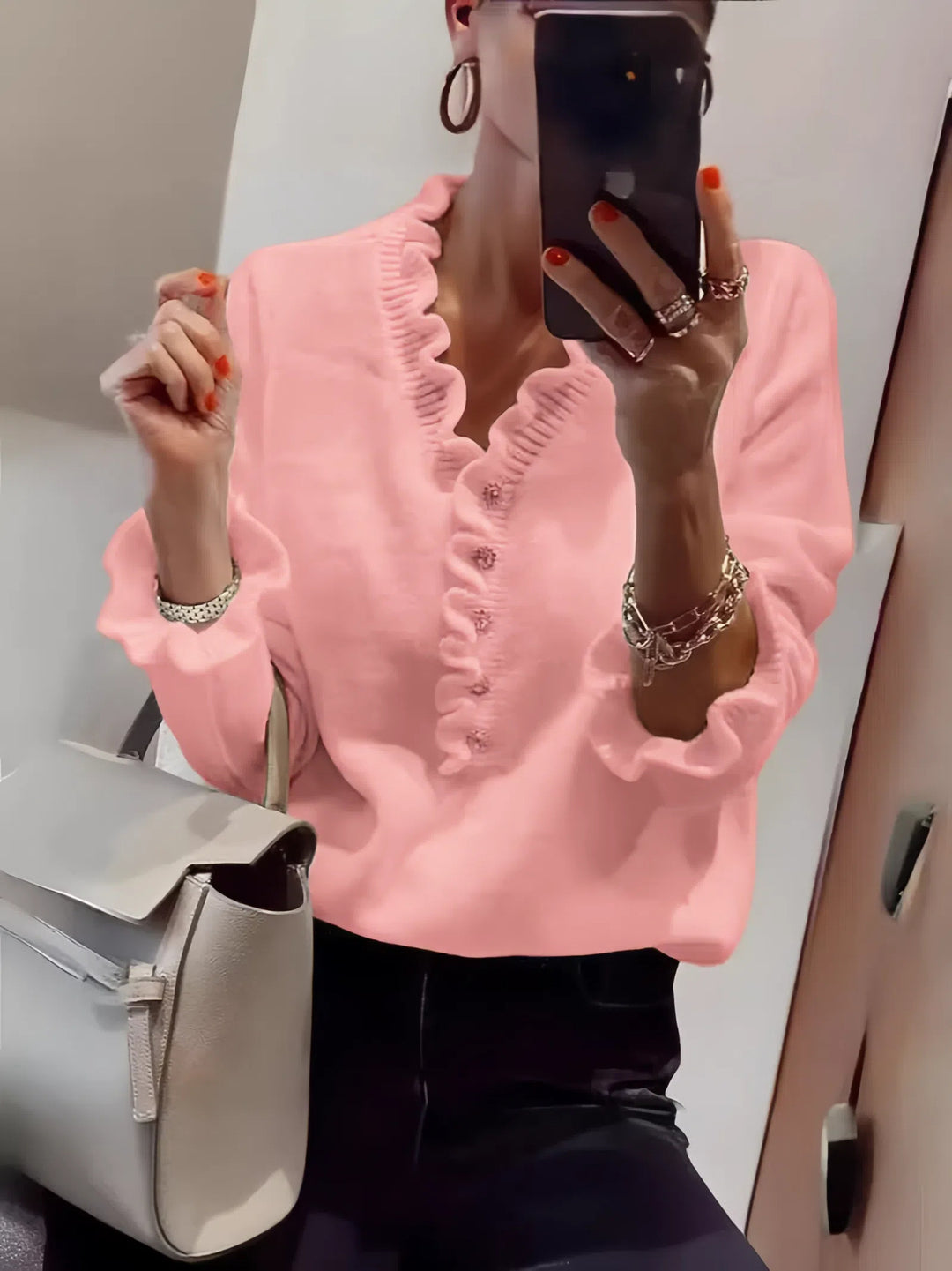Kvinnors blus med flödande volangdesign och knappslå Mirla-Eva Jonsson