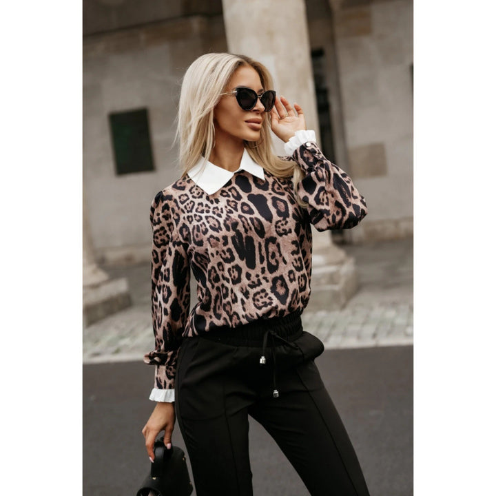 Kvinnors blus med leopardmönster och moderiktigt krage Mirla-Eva Jonsson