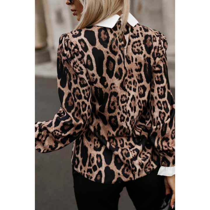 Kvinnors blus med leopardmönster och moderiktigt krage Mirla-Eva Jonsson