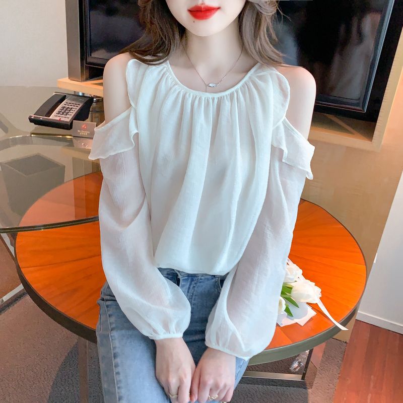 Kvinnors blus med off-shoulder design och volangdetaljer Mirla-Eva Jonsson