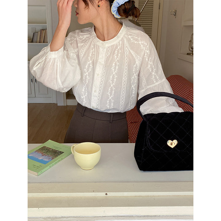 Kvinnors blus med puffärmar och fint broderidesign Mirla-Eva Jonsson