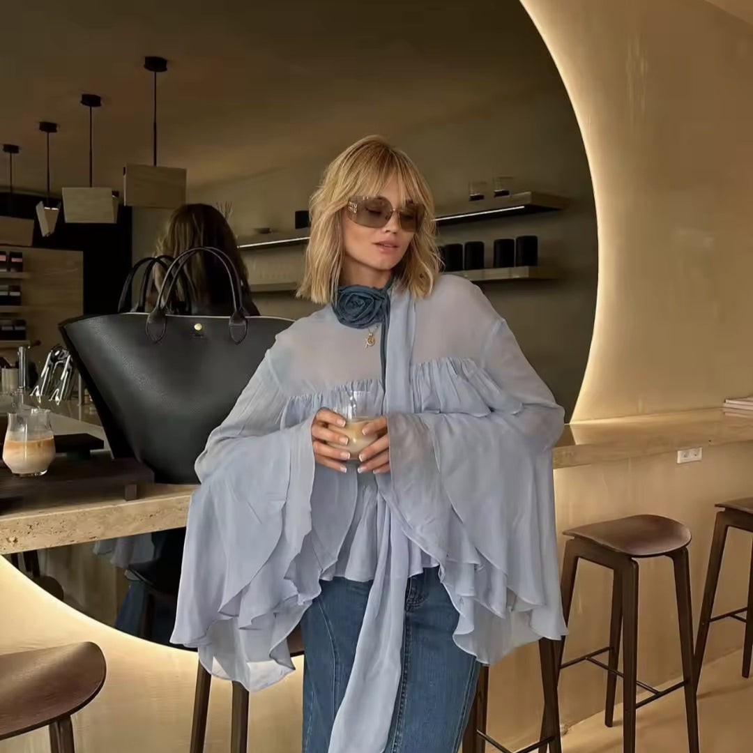 Kvinnors blus med voluminös volangdesign och breda svängande ärmar Mirla-Eva Jonsson