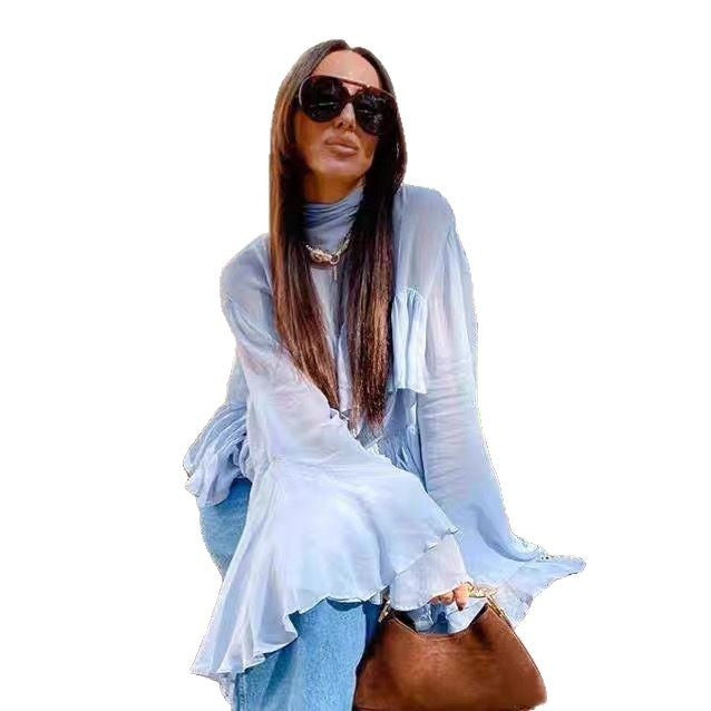 Kvinnors blus med voluminös volangdesign och breda svängande ärmar Mirla-Eva Jonsson