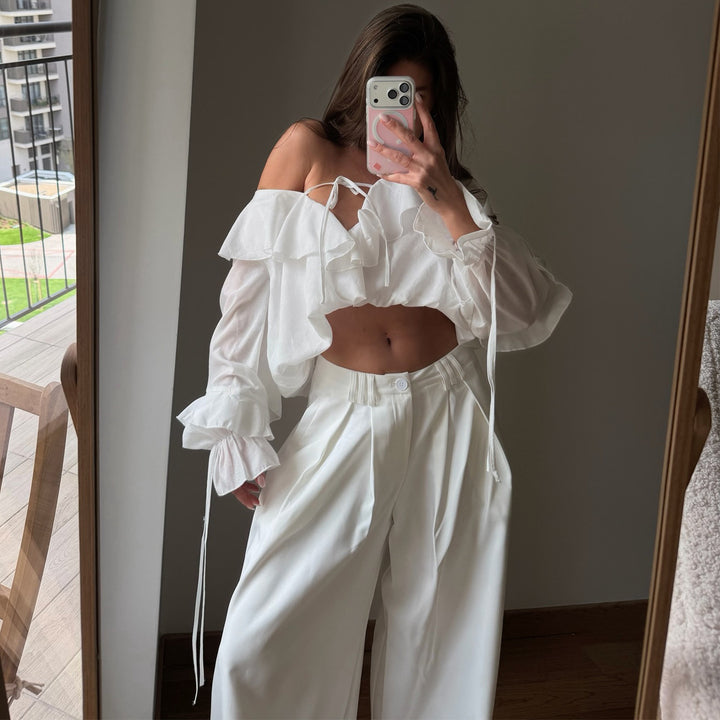 Kvinnors blus med voluminösa volangdetaljer och kaptenärmar-Eva Jonsson