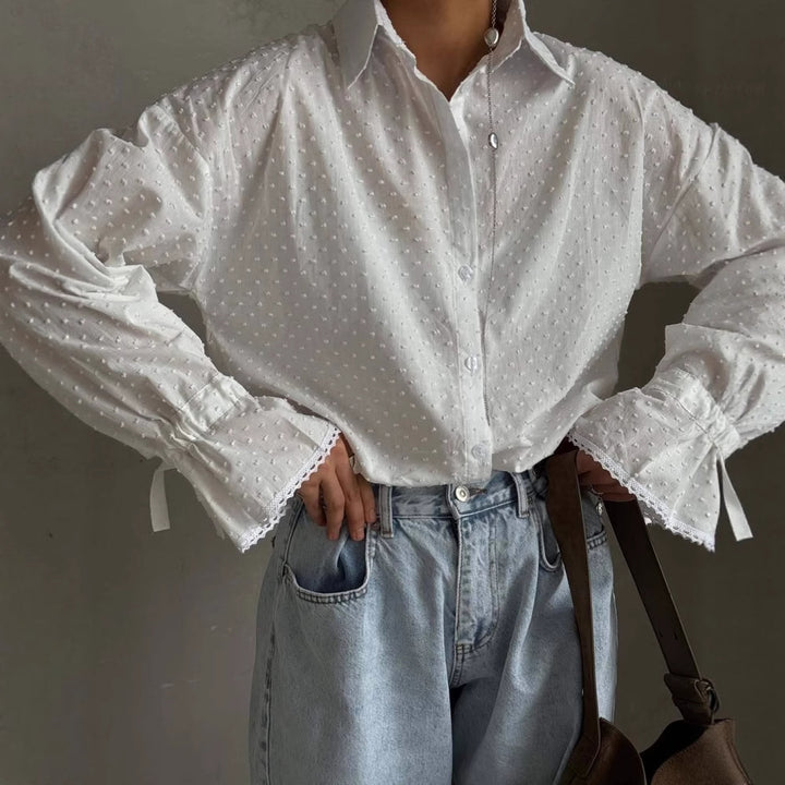 Kvinnors blus topp med eleganta volangdetaljer och fint mönster Mirla-Eva Jonsson