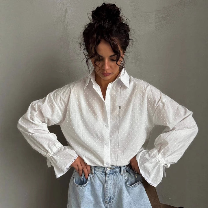 Kvinnors blus topp med eleganta volangdetaljer och fint mönster Mirla-Eva Jonsson