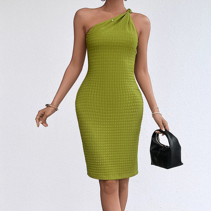Kvinnors bodycon klänning med smal silhuett och asymmetrisk rem Mirla-Eva Jonsson