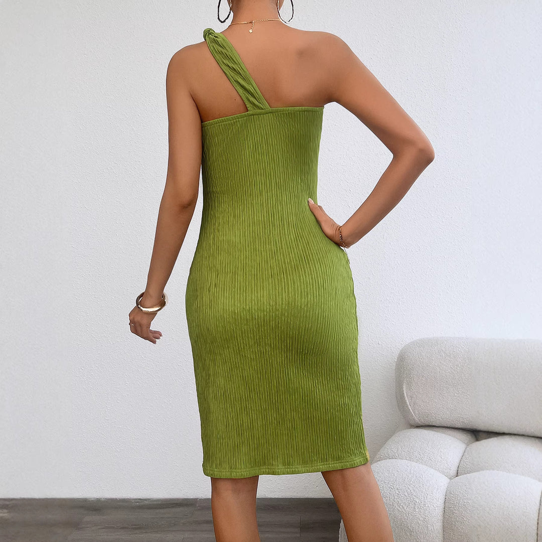 Kvinnors bodycon klänning med smal silhuett och asymmetrisk rem Mirla-Eva Jonsson