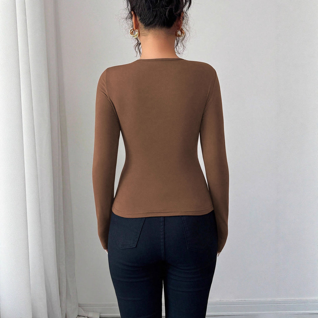 Kvinnors bodysuit med dekorativt bindningsdetalj och trendig rund halsringning Mirla-Eva Jonsson