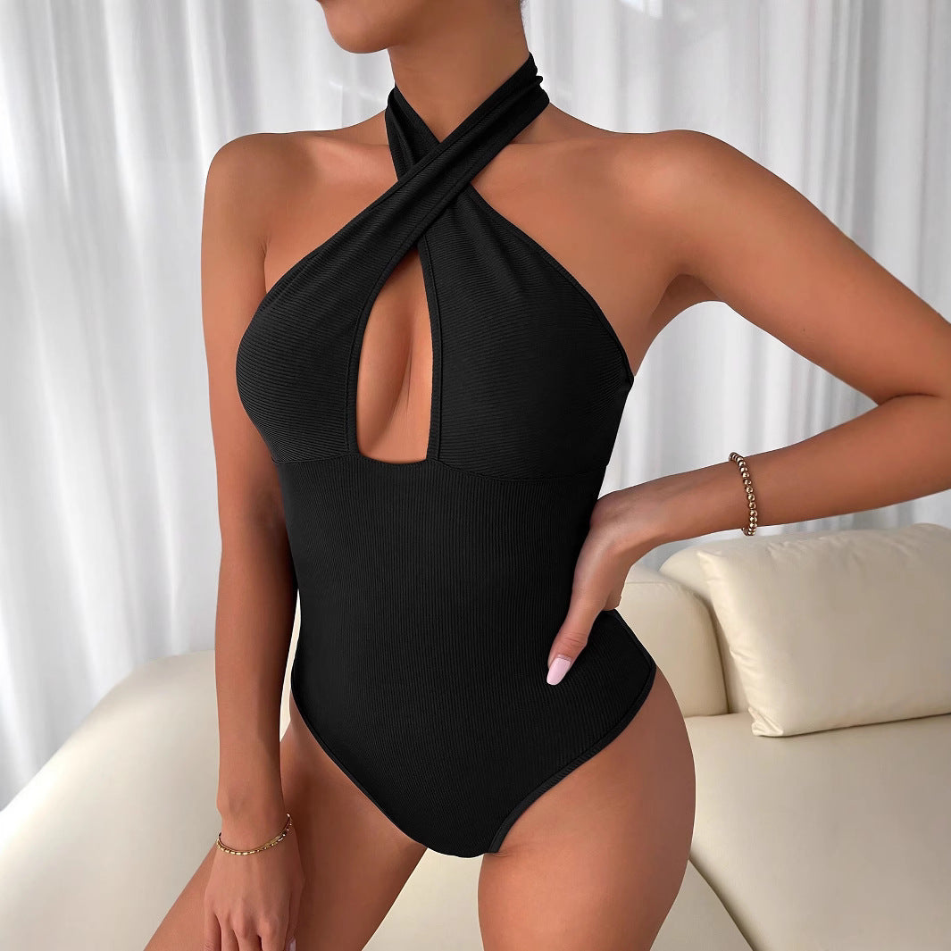 Kvinnors bodysuit med djup V-hals och korsdesign Mirla-Eva Jonsson