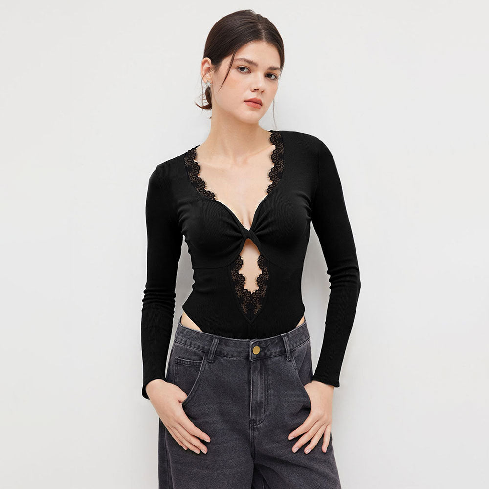 Kvinnors bodysuit med djup V-ringning och delikat spetsapplikation Mirla-Eva Jonsson