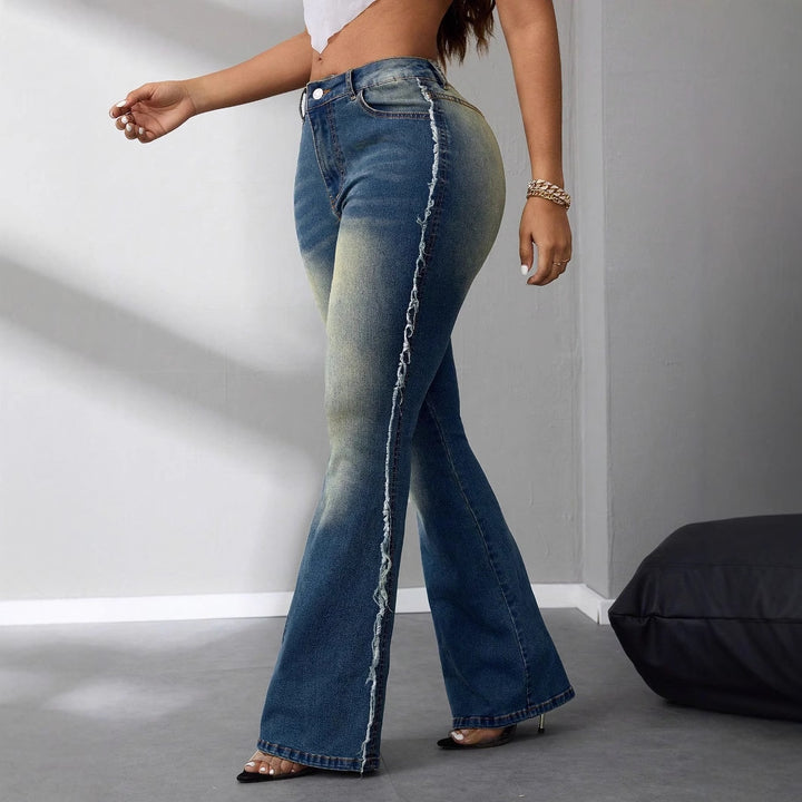 Kvinnors bootcut jeans med hög midja tillverkade av lätt denim och fransade detaljer Mirla-Eva Jonsson