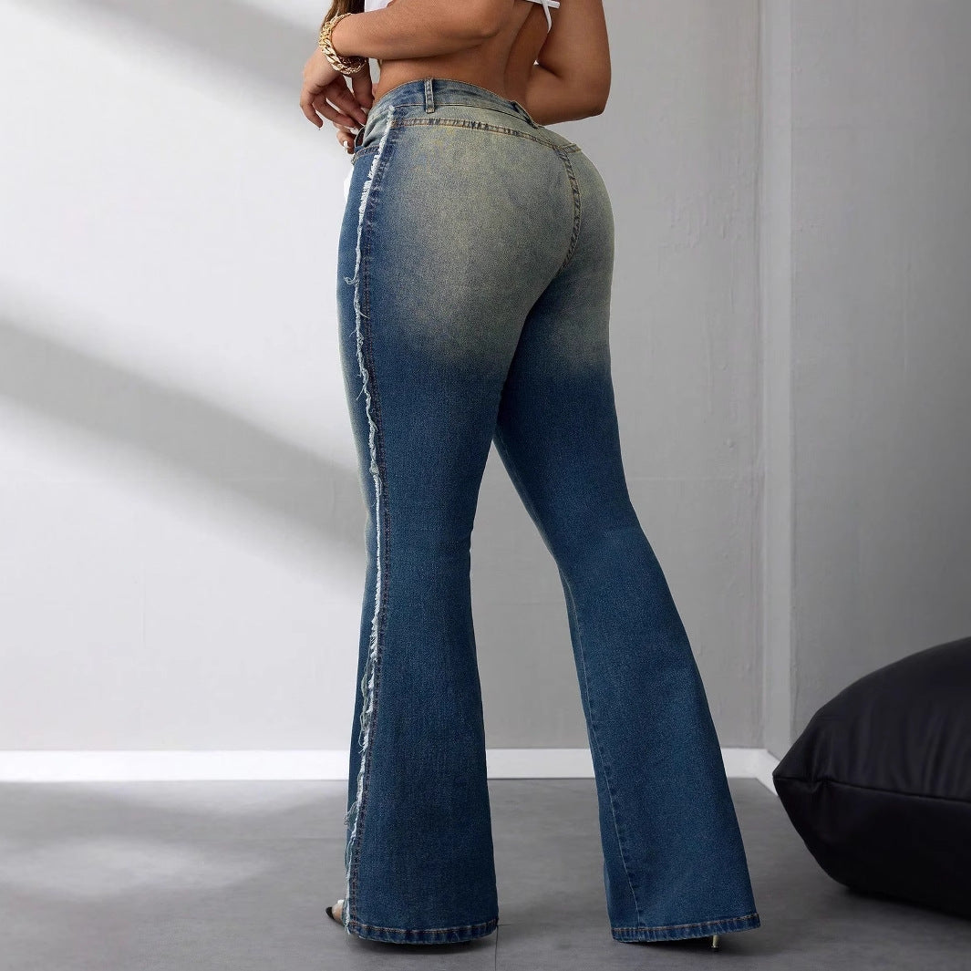 Kvinnors bootcut jeans med hög midja tillverkade av lätt denim och fransade detaljer Mirla-Eva Jonsson