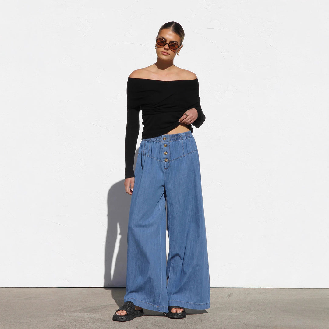 Kvinnors breda denim hotpants med elastisk midja och knapppdetaljer Mirla-Eva Jonsson