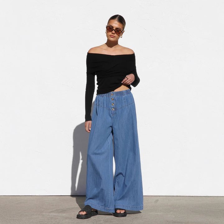 Kvinnors breda denim hotpants med elastisk midja och knapppdetaljer Mirla-Eva Jonsson