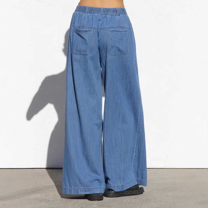 Kvinnors breda denim hotpants med elastisk midja och knapppdetaljer Mirla-Eva Jonsson