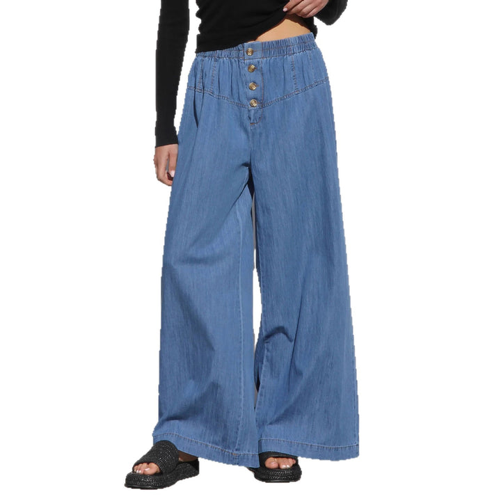 Kvinnors breda denim hotpants med elastisk midja och knapppdetaljer Mirla-Eva Jonsson
