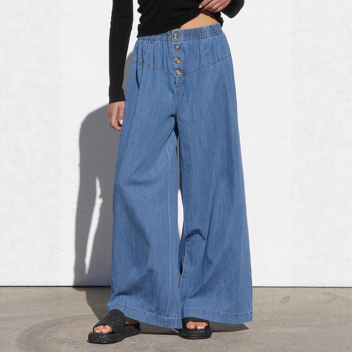 Kvinnors breda denim hotpants med elastisk midja och knapppdetaljer Mirla-Eva Jonsson