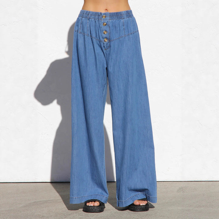 Kvinnors breda denim hotpants med elastisk midja och knapppdetaljer Mirla-Eva Jonsson