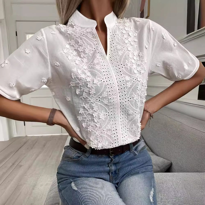 Kvinnors broderad blus med hög krage och delikata detaljer Mirla-Eva Jonsson