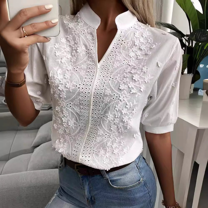 Kvinnors broderad blus med hög krage och delikata detaljer Mirla-Eva Jonsson