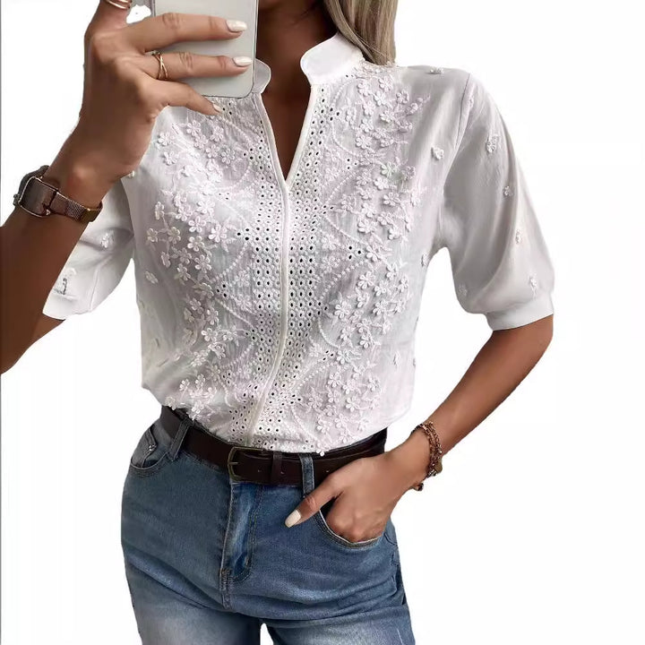 Kvinnors broderad blus med hög krage och delikata detaljer Mirla-Eva Jonsson