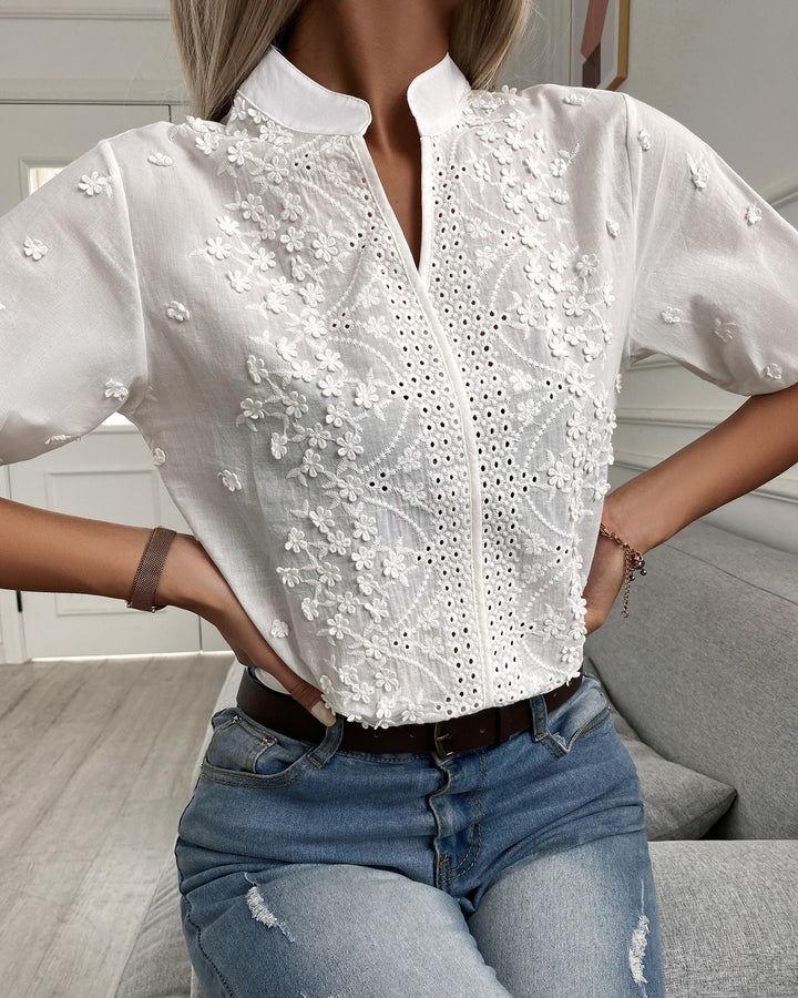 Kvinnors broderad blus med hög krage och delikata detaljer Mirla-Eva Jonsson