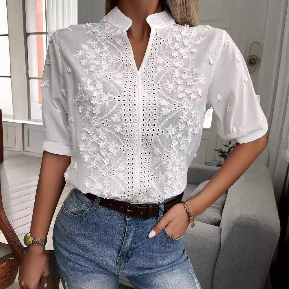 Kvinnors broderad blus med hög krage och delikata detaljer Mirla-Eva Jonsson