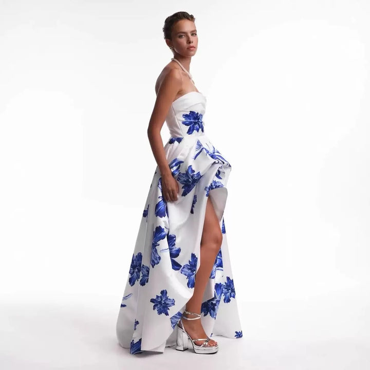 Kvinnors bröllopsklänning med strapless design och blomstertillbehör-Eva Jonsson