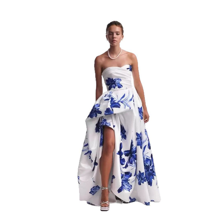 Kvinnors bröllopsklänning med strapless design och blomstertillbehör-Eva Jonsson