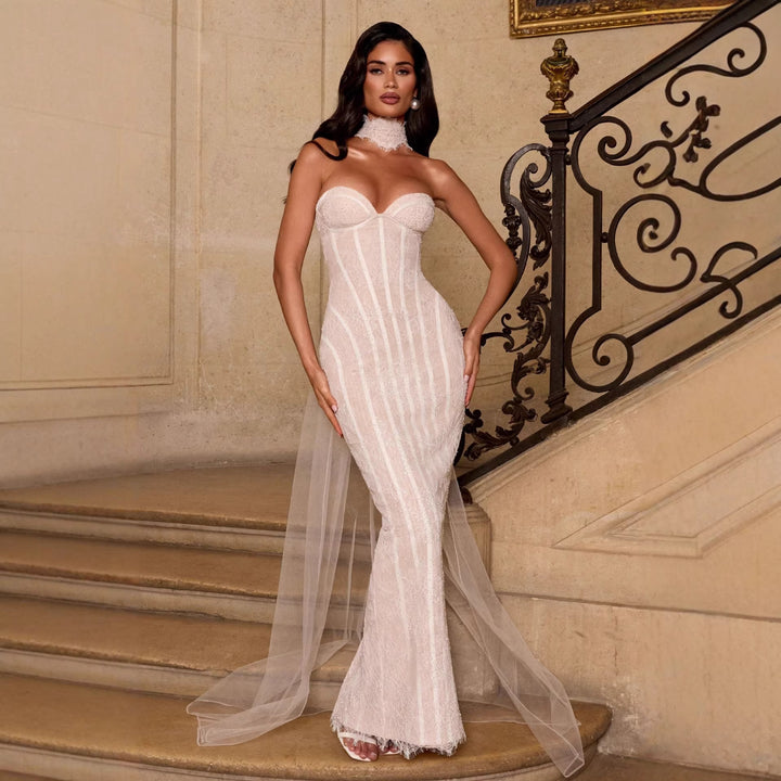Kvinnors brudklänning med elegant strapless design och lyxig tyllavslutning Mirla-Eva Jonsson