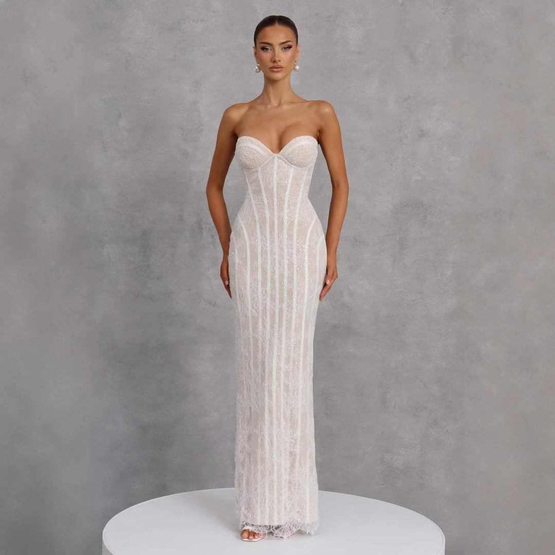 Kvinnors brudklänning med elegant strapless design och lyxig tyllavslutning Mirla-Eva Jonsson
