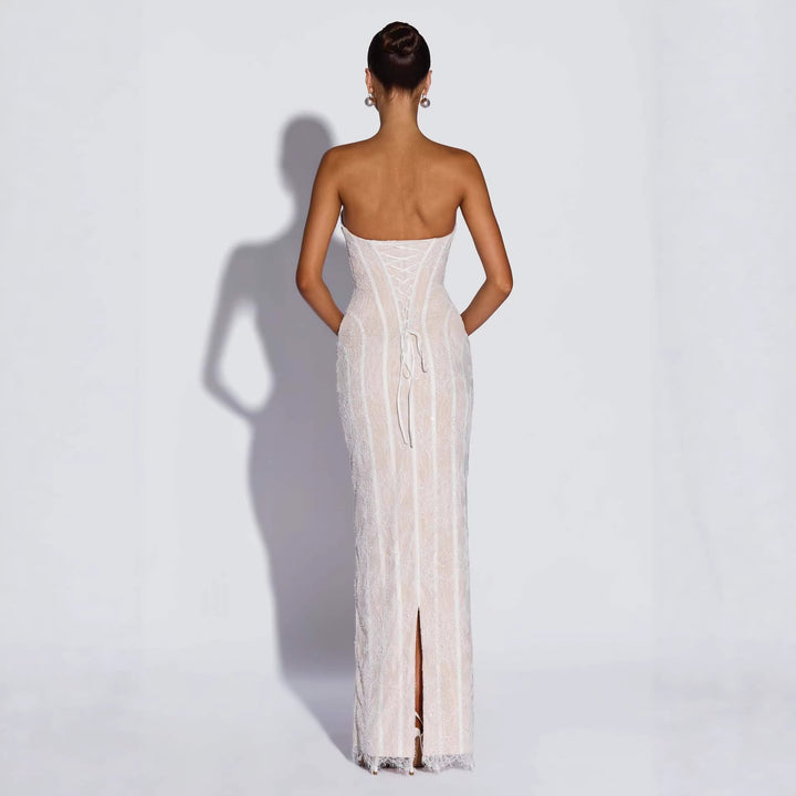 Kvinnors brudklänning med elegant strapless design och lyxig tyllavslutning Mirla-Eva Jonsson